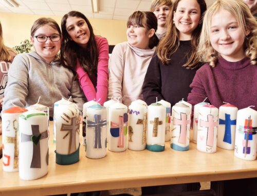 Osterkerzen basteln in den 5. Klassen – Kreative Einstimmung auf das Osterfest