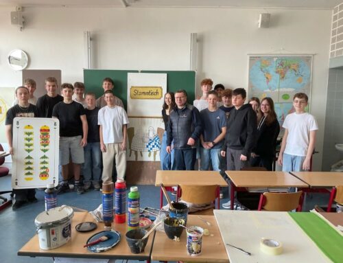 Unsere 9A gestaltet Bühnenbild für das Schulmusical